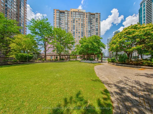 265 Enfield Pl #1501, Mississauga, ON L5B 3Y7