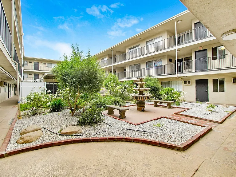 Sherman Plaza Apartments — Photo 11