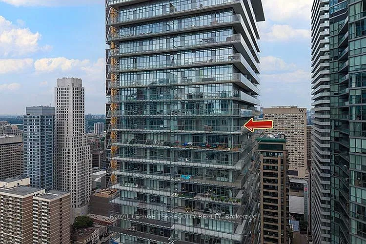 33 Charles St E #3902