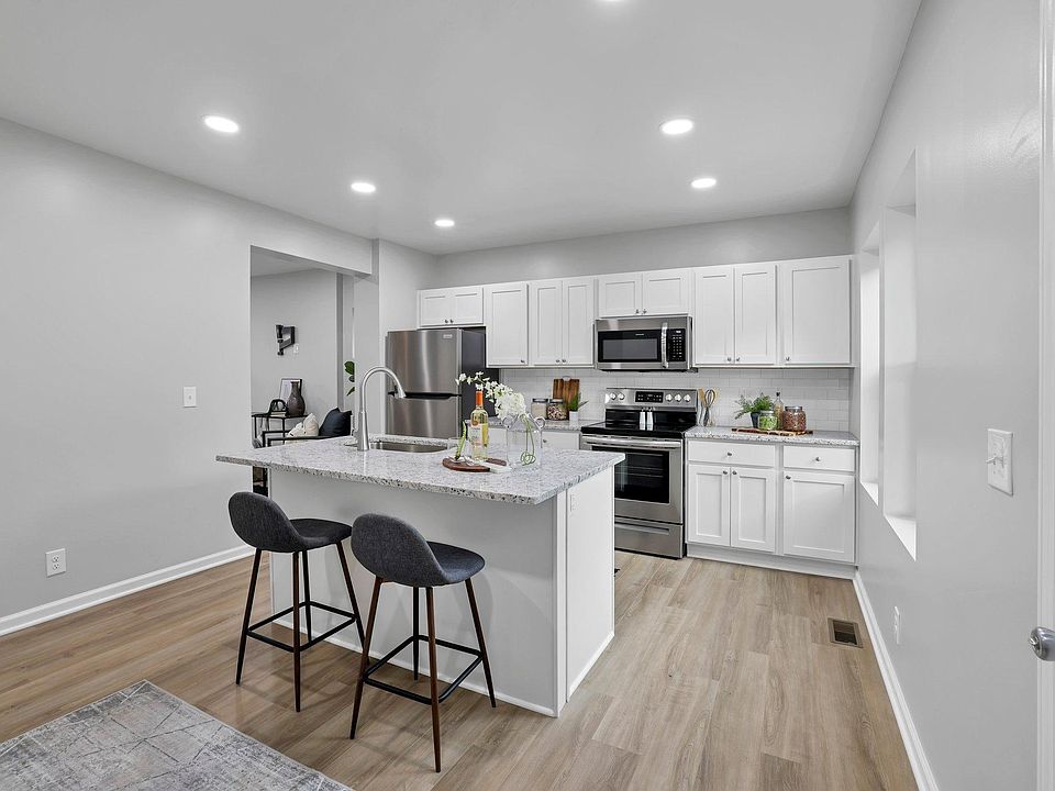 Modern 3-point kitchen design with kitchen island, stainless steel appliances, to make for a pleasant culinary experience
