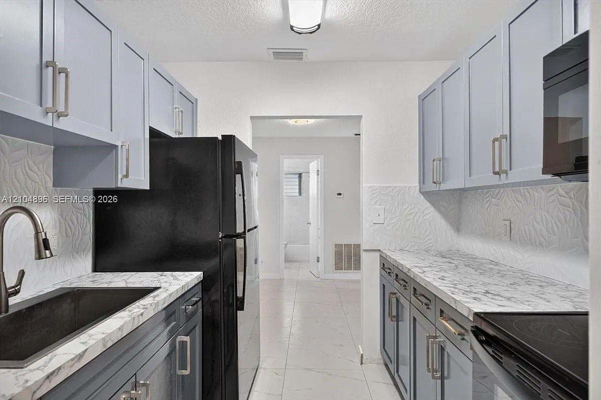 Royal Palm Gardens Condo — Photo 3