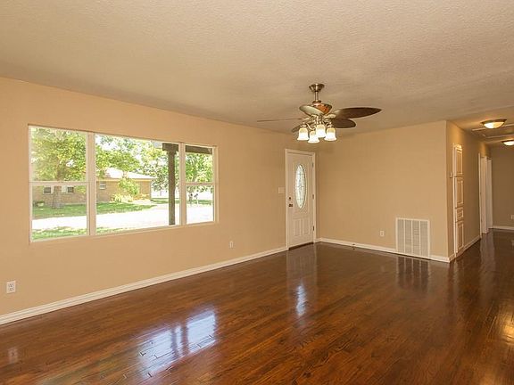 5th image of 520 E Mae Dr