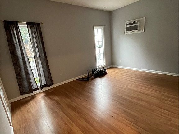 4th image of 112 Houston St #1