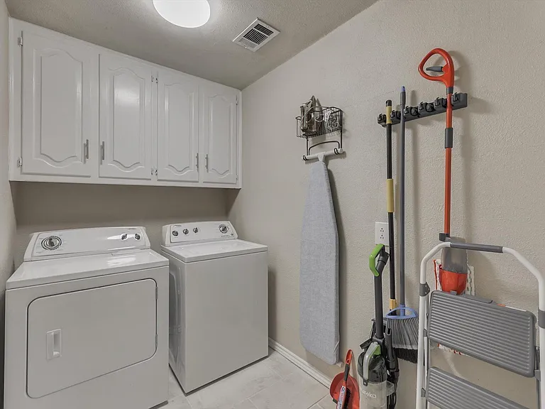 2116 Newcastle Cir — Photo 33