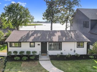 2918 Woodbine Dr, Waterford, MI 48328