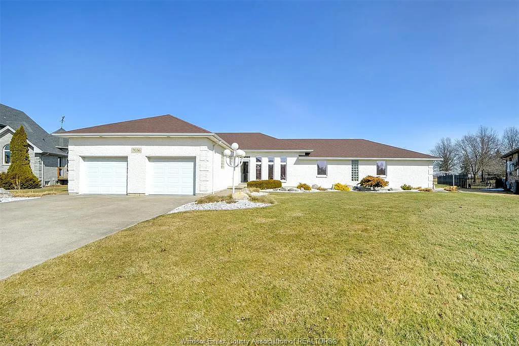 7056 Eagle Cres photo 1