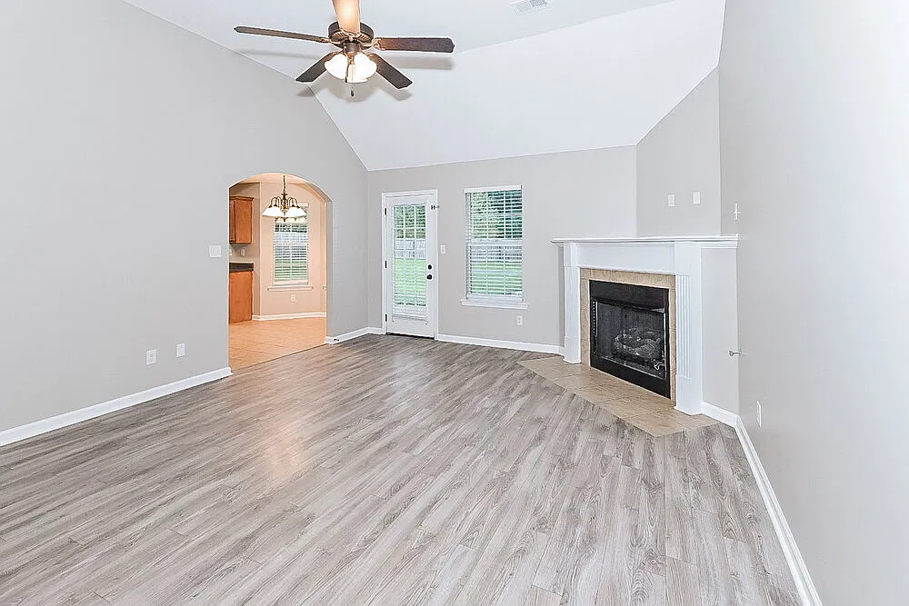4 bed, 2.0 bath, 1850 sqft, $2,095 — Photo 4