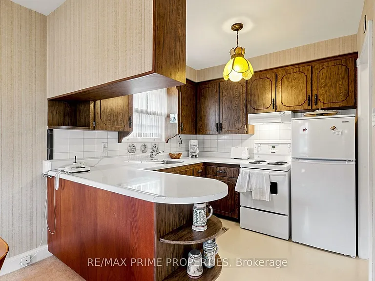 33 Irvington Cres — Photo 10