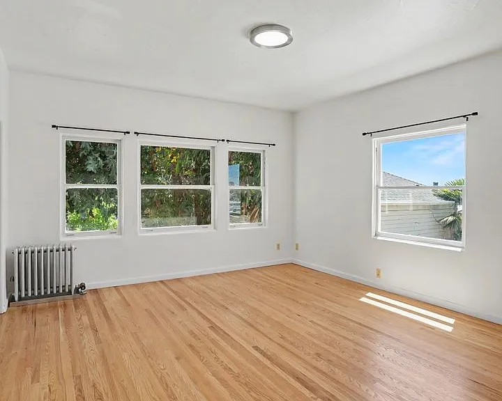 611 E 20th St #202 — Photo 9