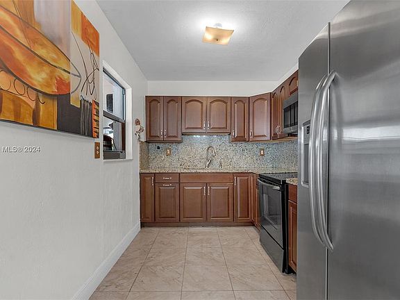 5th image of 921 Curtiss Dr
