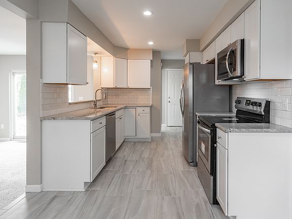 5th image of 15640 Vivian St