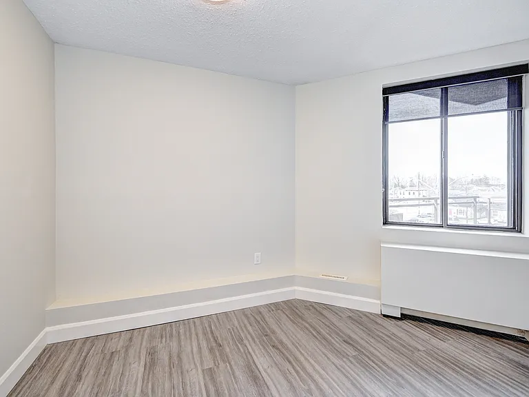 294 Talbot St — Photo 13
