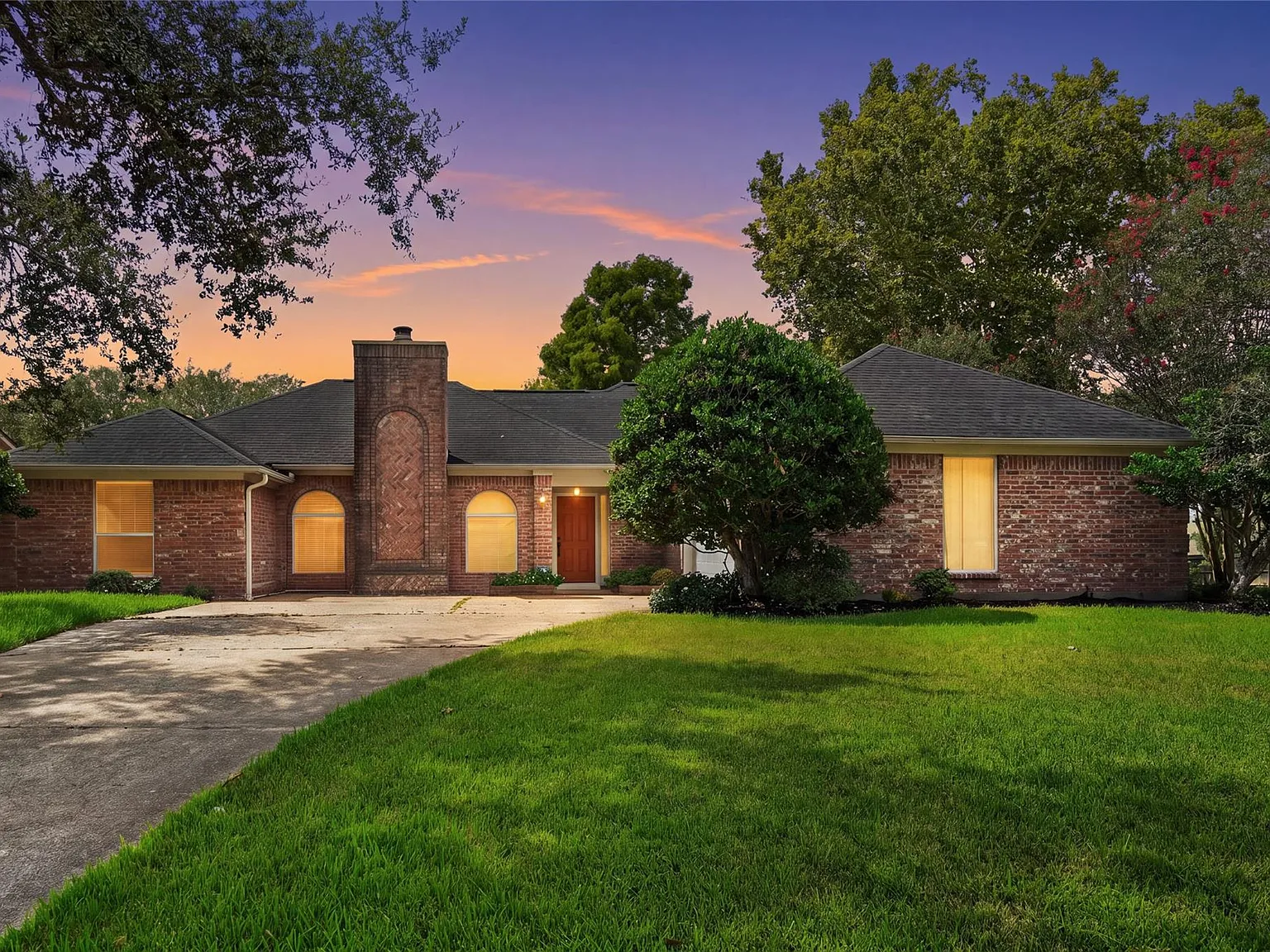 3 bed, 2.0 bath, 1951 sqft, $2,395 — Photo 1