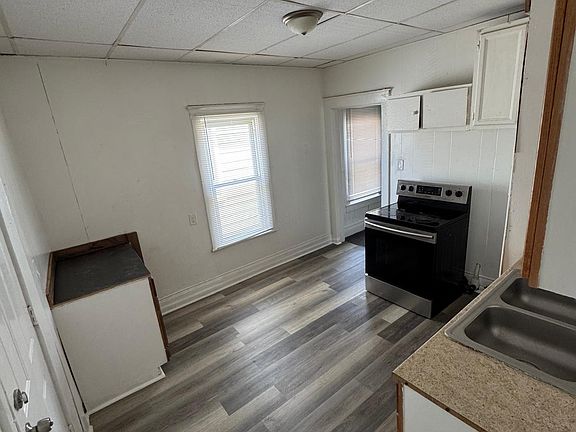 3rd image of 739 Spring St