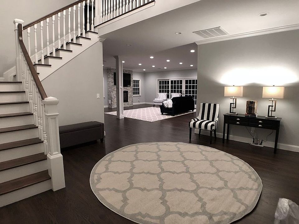 2nd image of 33 Thorngrove Ln