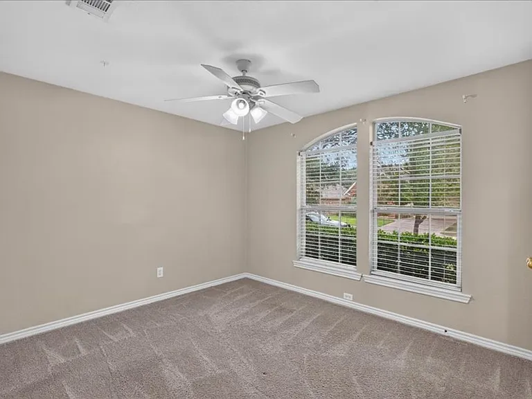 5912 Meadowglen Dr — Photo 13