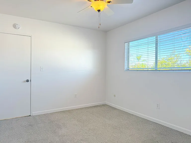 4639 Iowa St — Photo 12