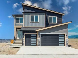 41 S Waterford Pl, Chestermere, AB T1X 3B3
