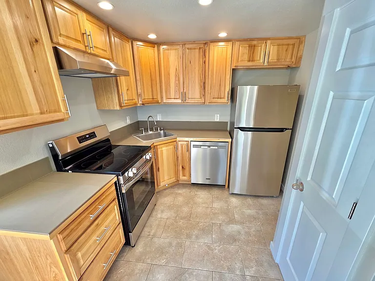 Luminous & Spacious apartments with Private Balcony in Tacoma — Photo 5