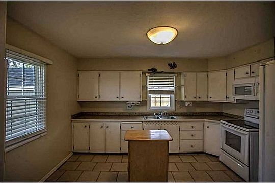 5th image of 1005 Lewis Ave
