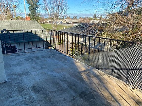 3rd image of 564 S Fair Oaks Ave APT 3