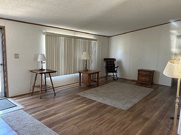 3rd image of 633 Barefoot Ln