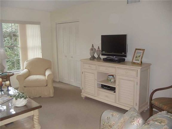 5th image of 900 Jasmine Ln
