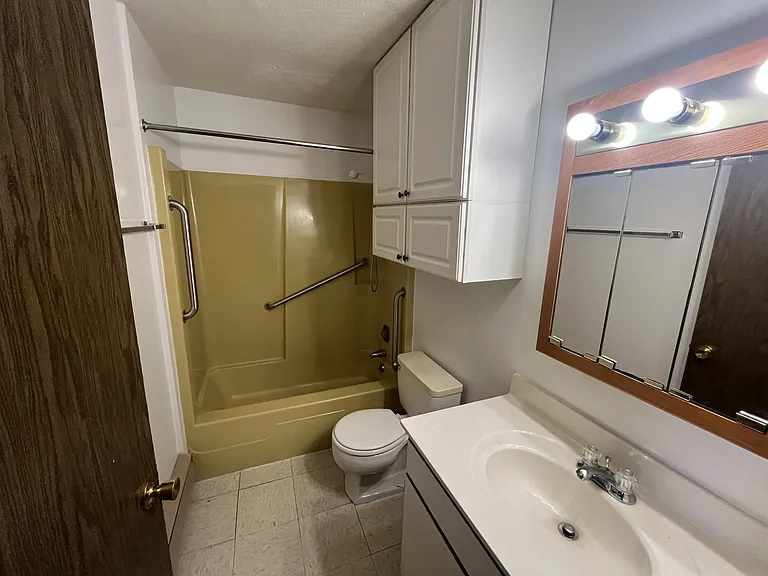 312 W Broadway St — Photo 39