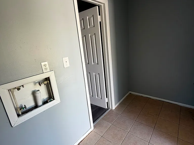 9401 Rochelle Dr — Photo 3