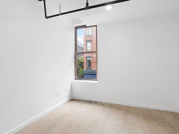 5th image of 154 Stanton St #2