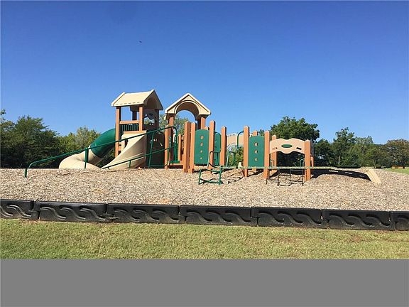 5th image of 913 SW 140th St