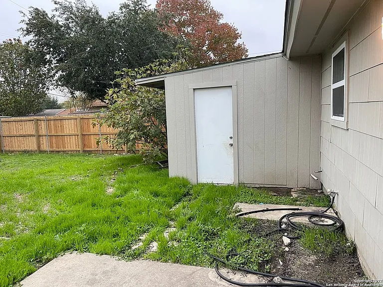 9007 Yett Ave — Photo 9