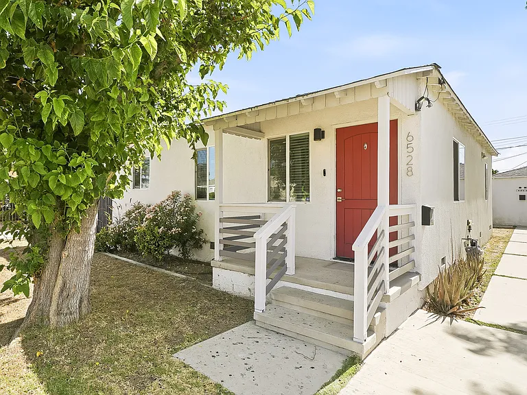 6528 Beeman Ave — Photo 1