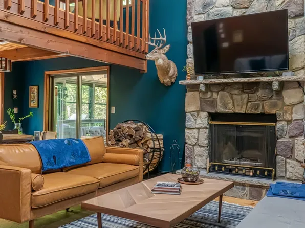 243 Regent St, Bushkill, PA 18324