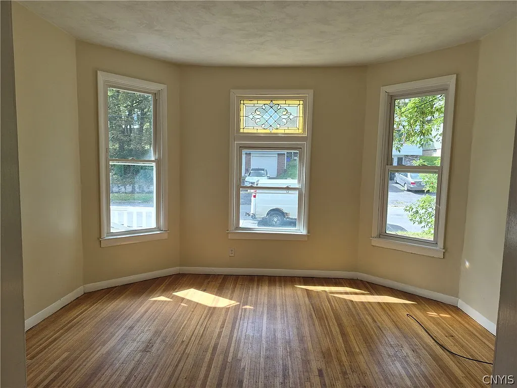 4 bed, 1.0 bath, 1612 sqft, $1,875 — Photo 3