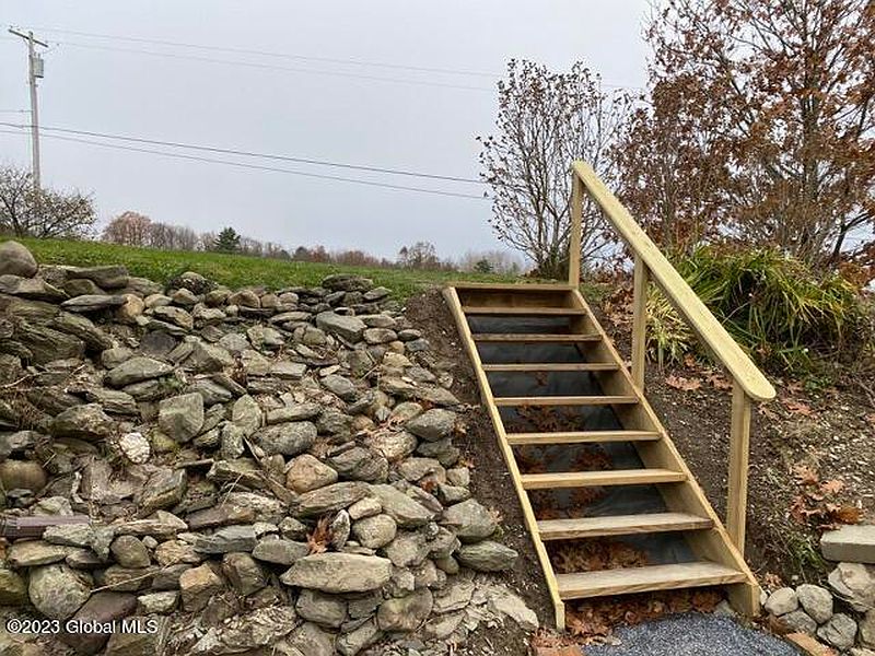 4th image of 321 Spicer Road