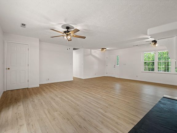 3rd image of 425 Parker Memorial Dr
