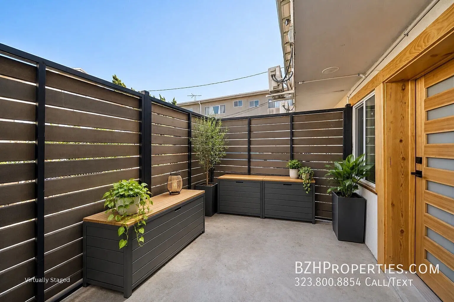 Modern West Hollywood Studio with Private Enclosed Patio — Photo 2