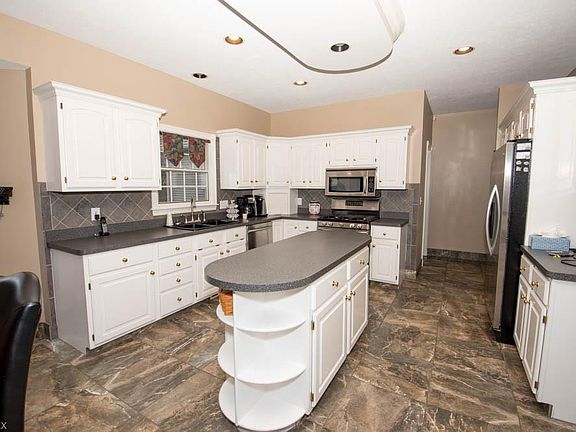3rd image of 40 Squires Ct