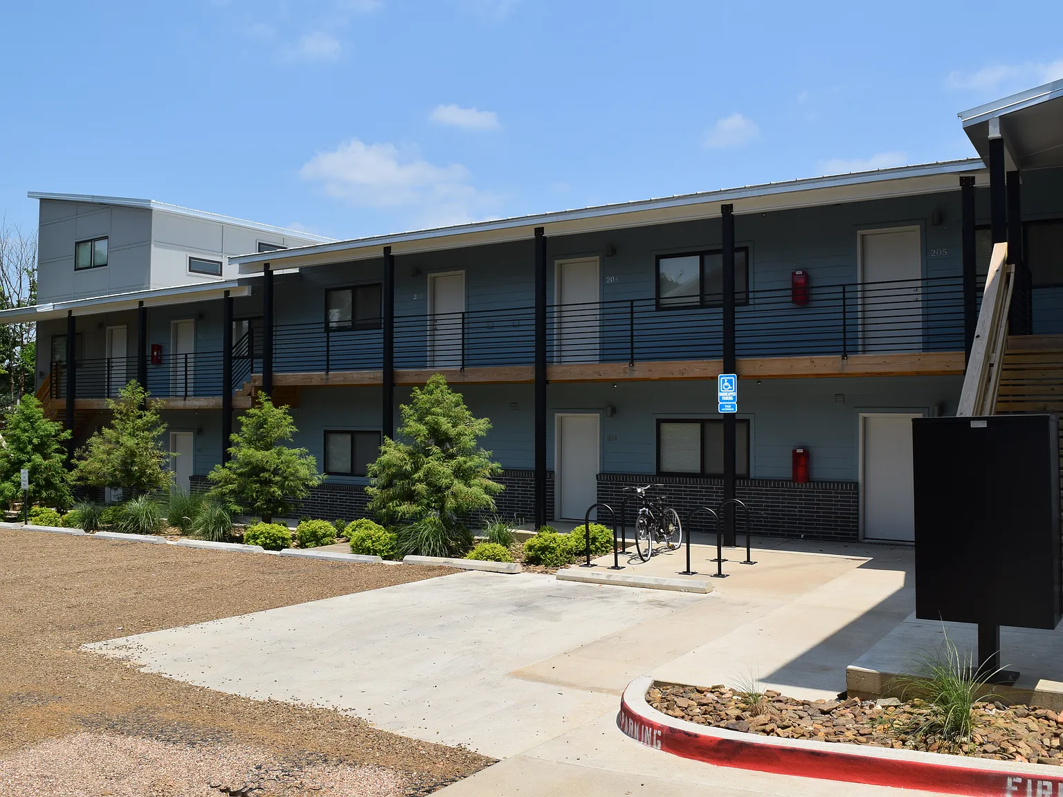 Contemporary & Modern Living — Photo 2
