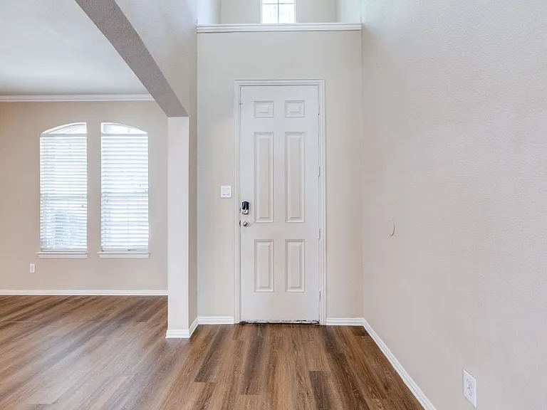 3808 Oakhurst Ln — Photo 3