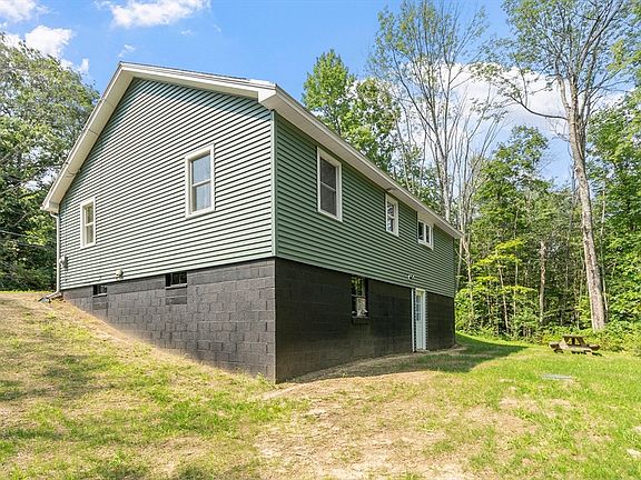 4th image of 399 Maple St