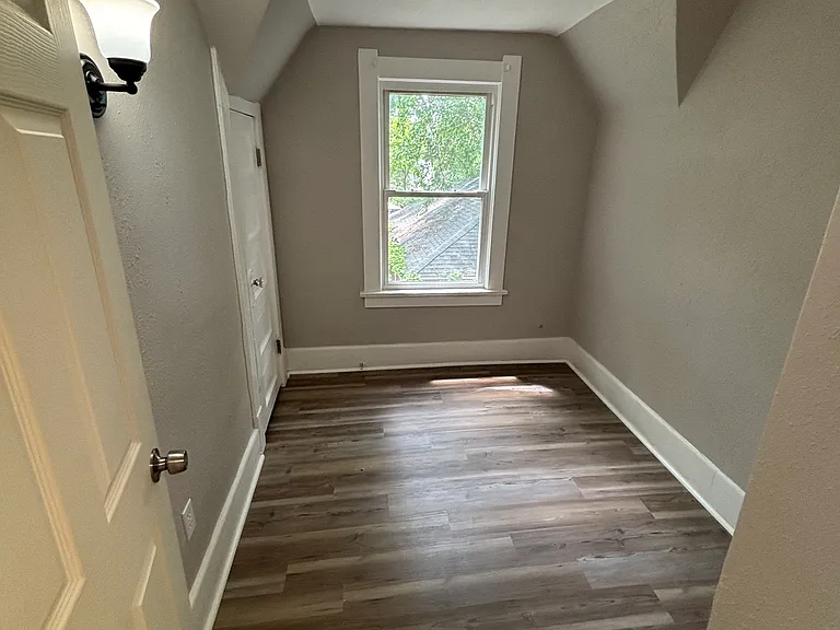 3827 1/2 Lockwood Ave — Photo 9