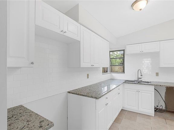 5th image of 854 Rockhill St