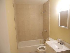 1st image of 123 E Oakwood Dr