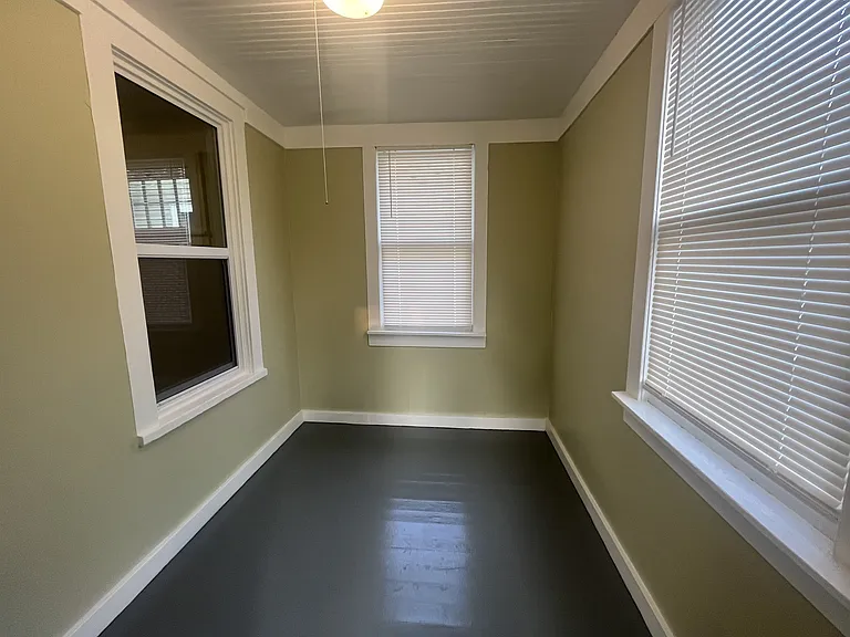 925 Windsor Ave — Photo 4