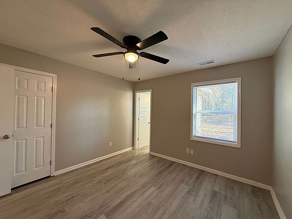5th image of 305 Cedar Creek Dr