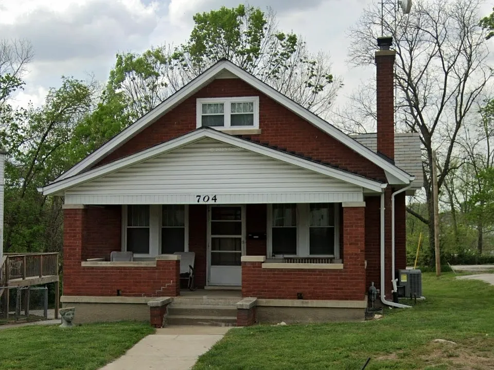 706 Broadway St