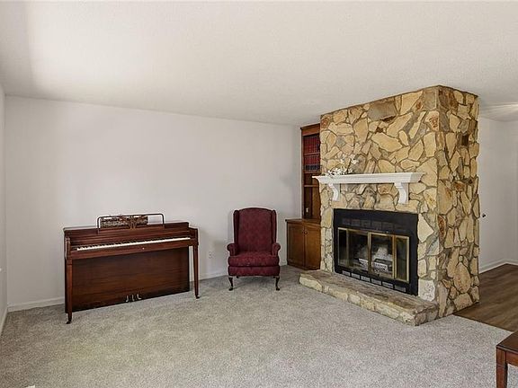 2nd image of 907 Chatfield Dr #A