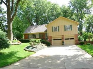 8449 Broadmoor Ln, Overland Park, KS 66212